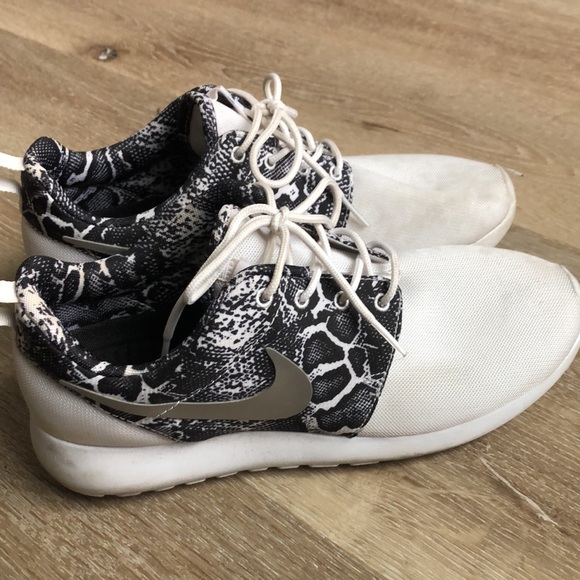 Nike Shoes - [Nike] Roshe Women's Animal Print Athletic Sneakers White/Black Size 9